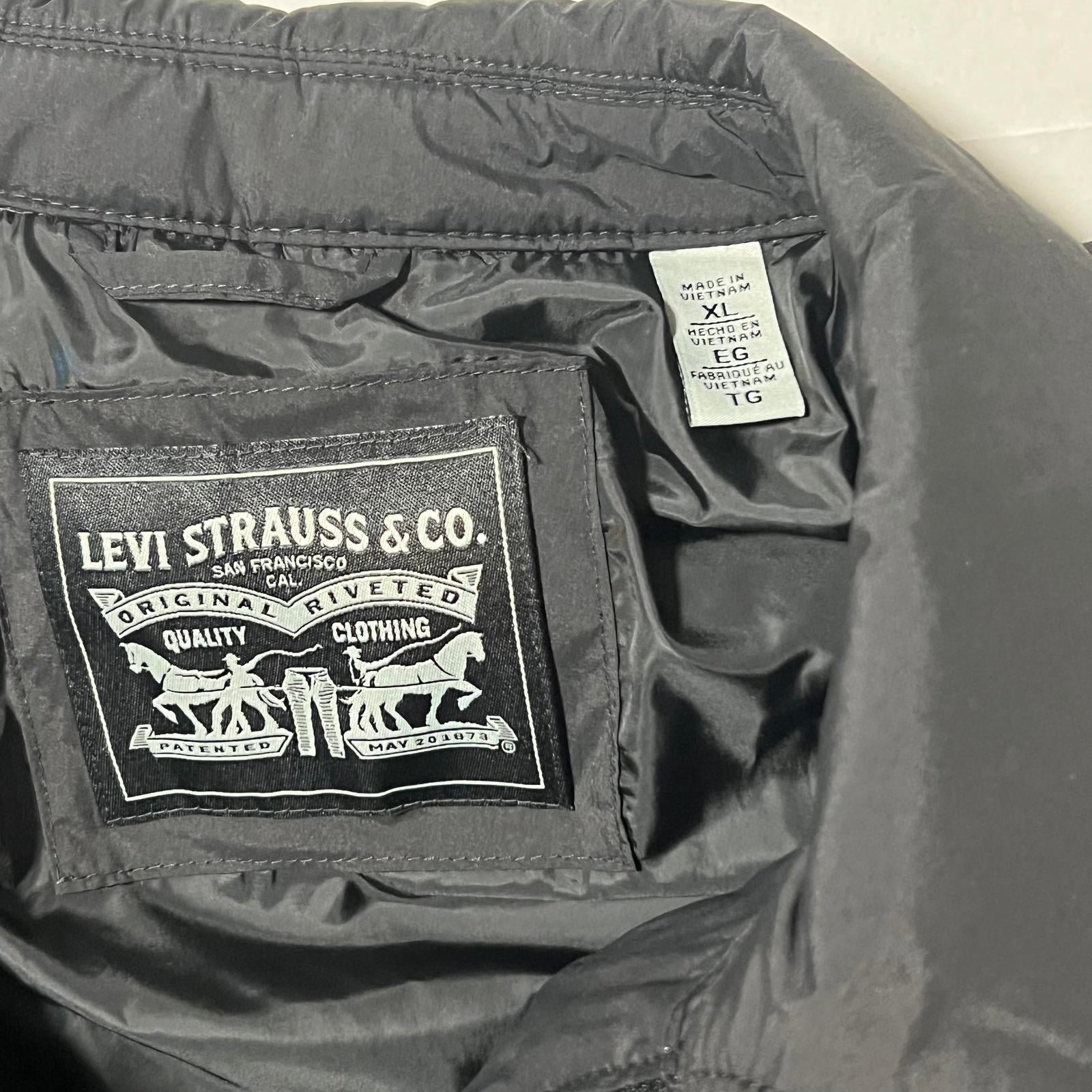 Levi's Men's Quilted Black Jacket with Front Pockets