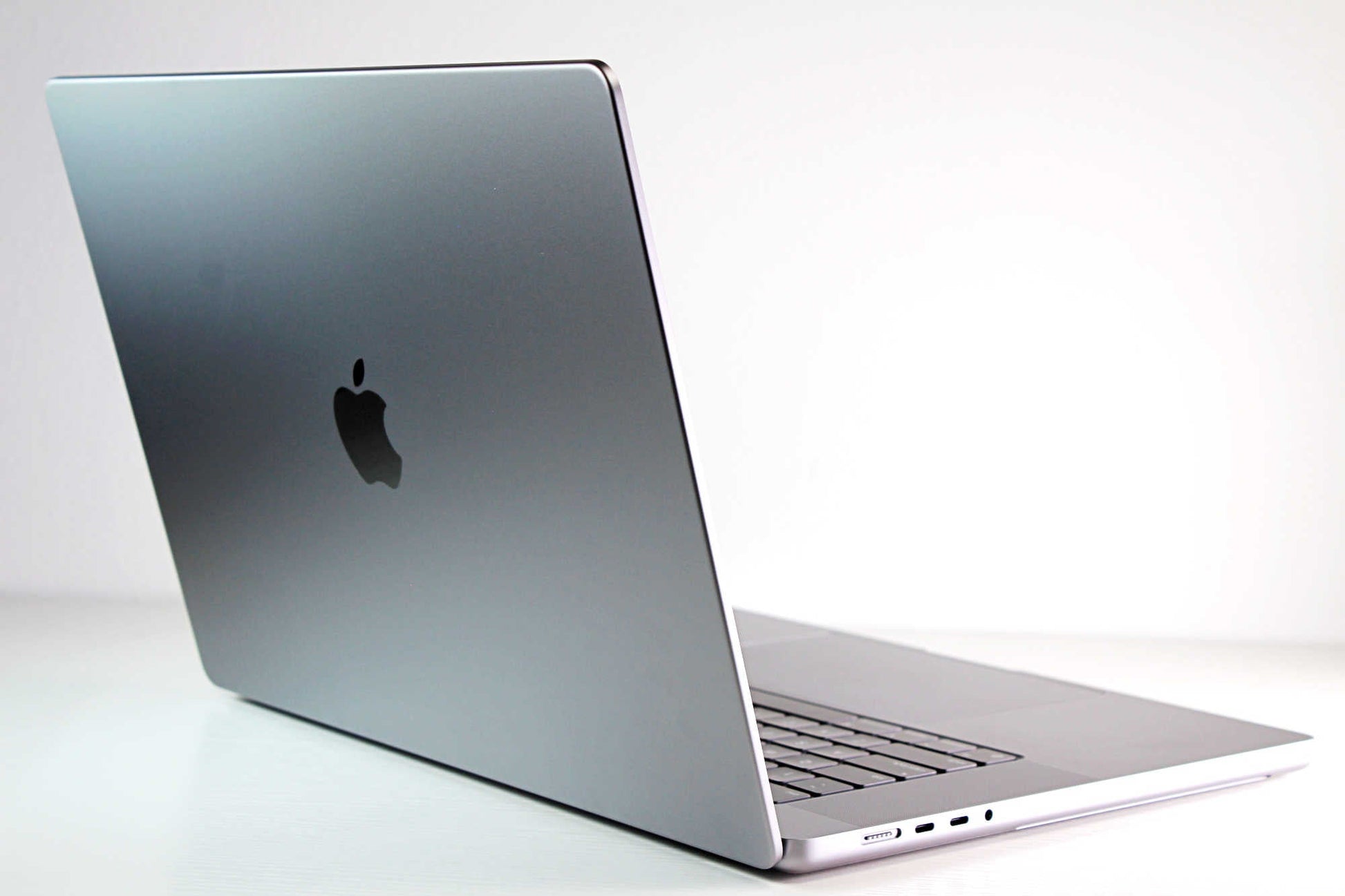 2021 Apple MacBook Pro 16-inch – M1 Max 32-Core GPU 64GB RAM 4TB SSD | 92 Cycles