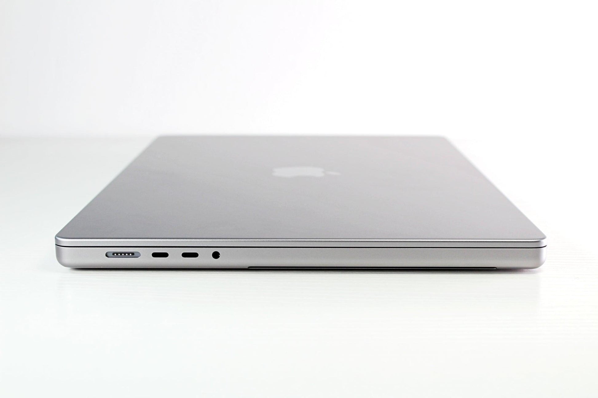 MacBook Pro (2021) 16-inch – Apple M1 Max 32-Core GPU – 64GB RAM 4TB SSD