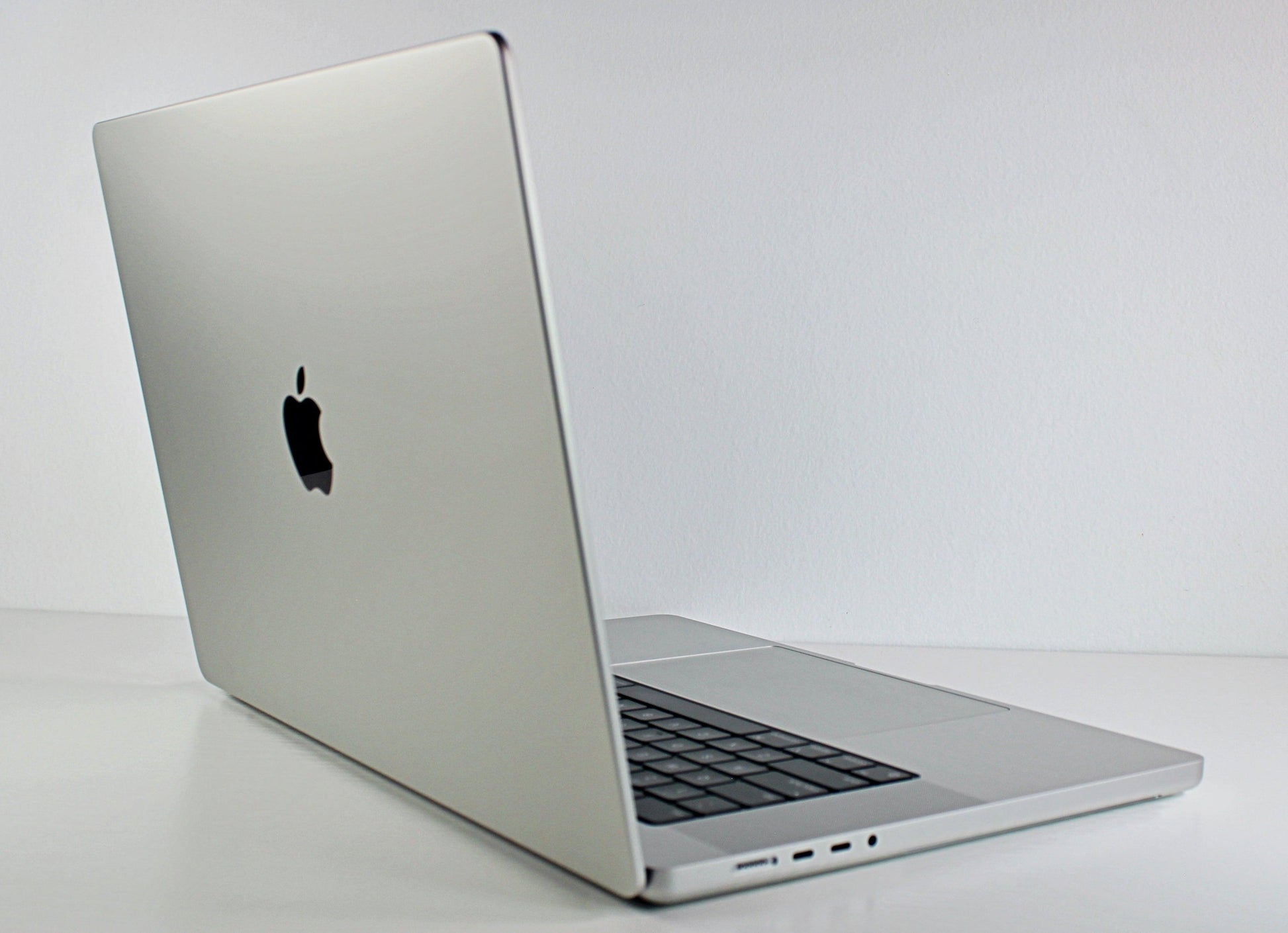 MacBook Pro (2021) 16-inch – Apple M1 Max 32-Core GPU – 64GB RAM 2TB SSD - 2 Battery Cycles