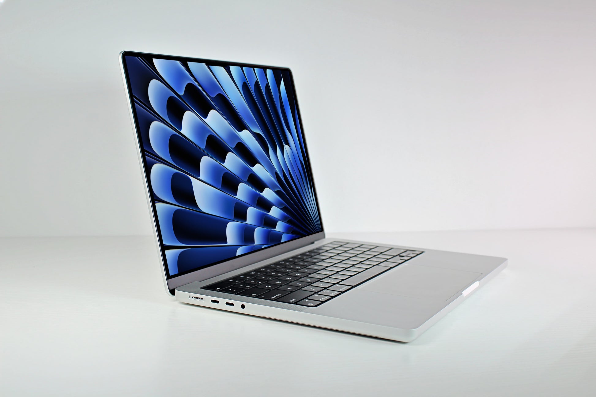 2021 Apple MacBook Pro 14-inch M1 Pro – 14-Core GPU 32GB RAM 2TB SSD Silver | Excellent