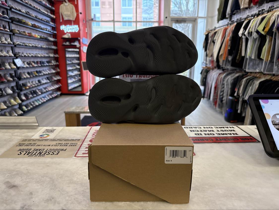 PRE OWNED Adidas Yeezy Foam RNR Carbon