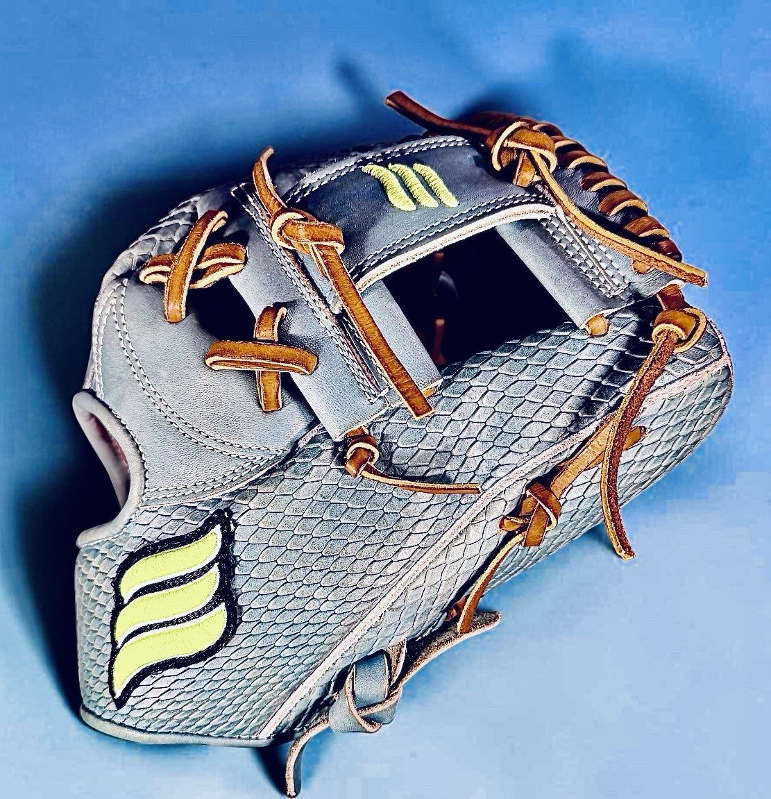 Emery 1417 11.75” Snakeskin Infield Baseball Glove RHT Pursue Mastery Preowned