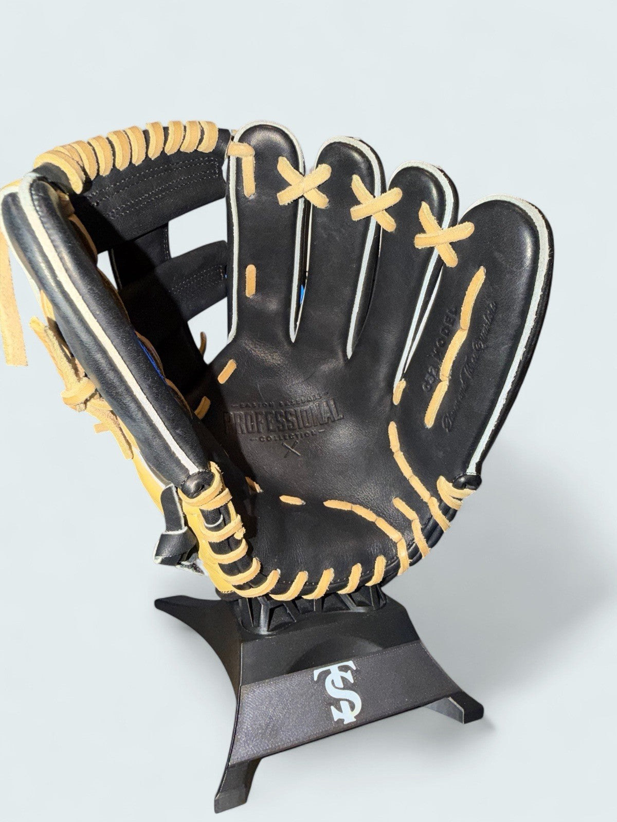 Easton Professional Collection C32 11.75" Baseball Glove RHT BNWT - Single Post