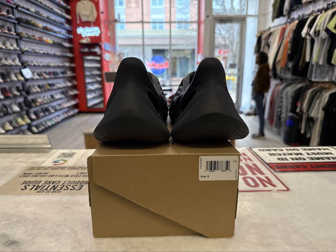 PRE OWNED Adidas Yeezy Foam RNR Carbon