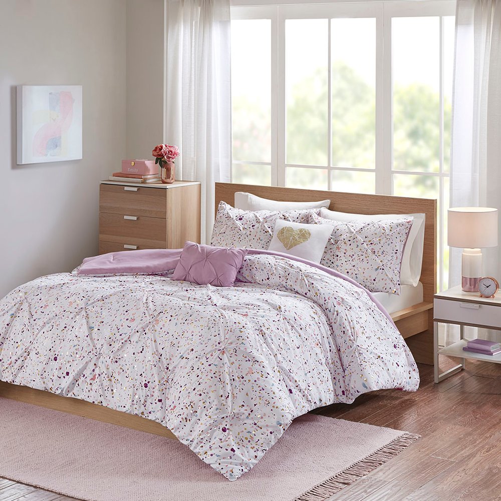 Set of Four Plum And White Abstract Ring Stitch Polyester Sham And Comforter
