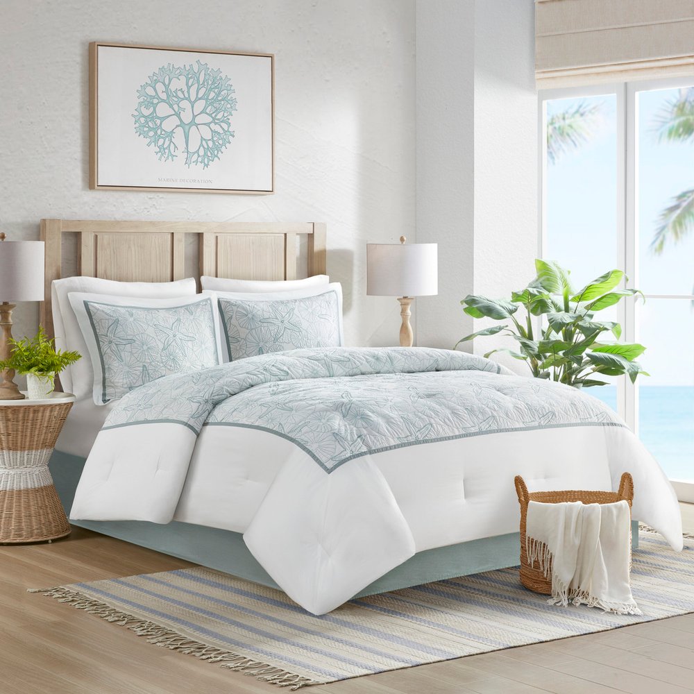 Set of Four White And Aqua Full Ring Stitch Sham And Comforter