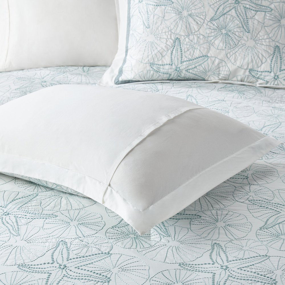 Set of Four White And Aqua Full Ring Stitch Sham And Comforter