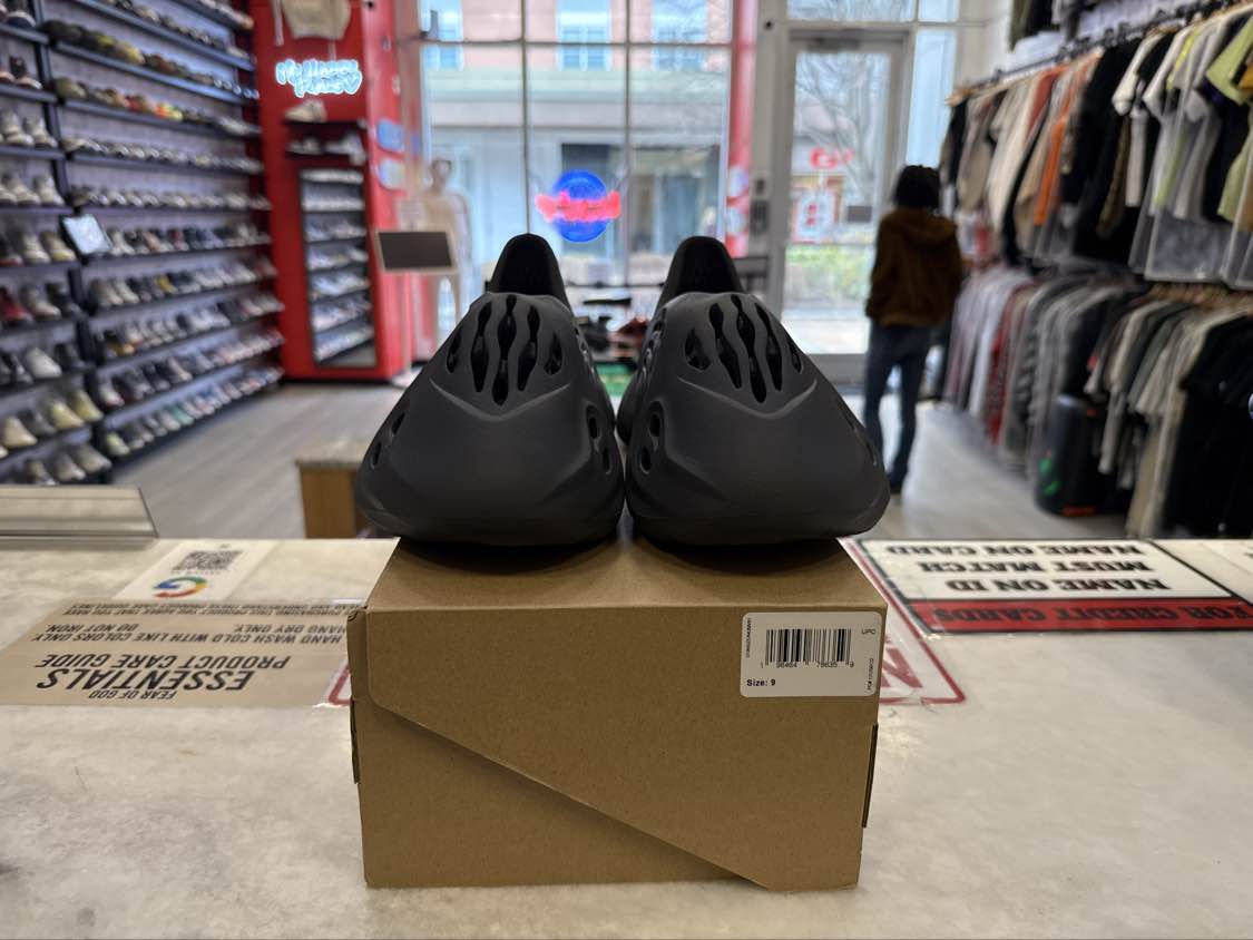 PRE OWNED Adidas Yeezy Foam RNR Carbon