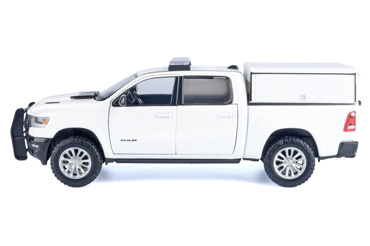 2019 RAM 1500 Laramie Crew Cab Pickup Truck with Truck Bed Camper White "Custom Builder's Kit" Series 1/27 Diecast Model Car by Motormax