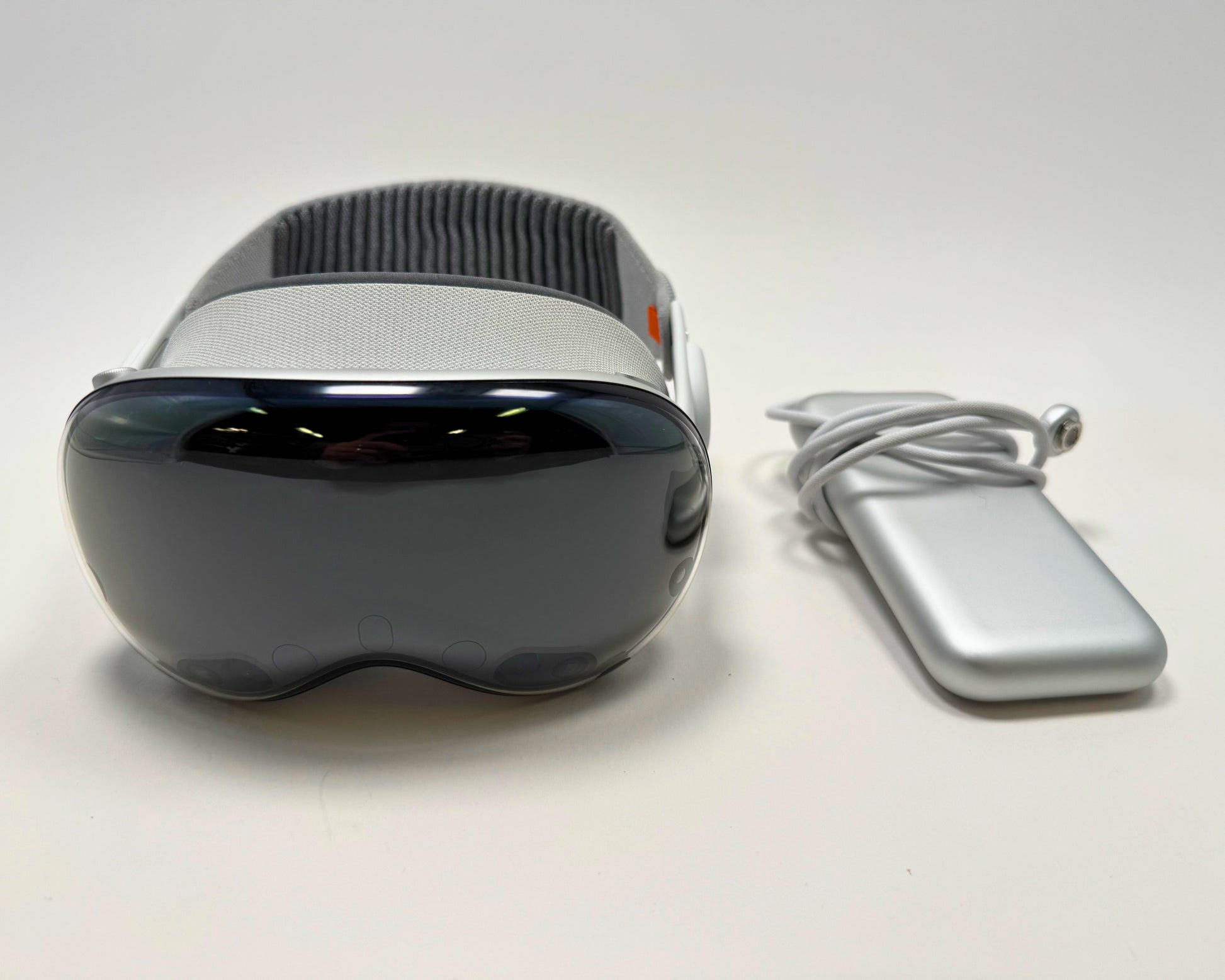 Apple Vision Pro (2024) – M2 8-Core CPU & 10-Core GPU – 16GB RAM 1TB Storage • Travel Case