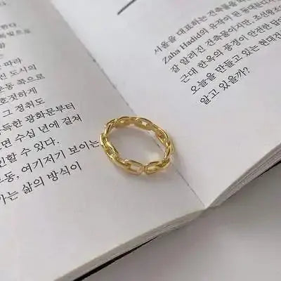 Chic Twisted Geometric Ring