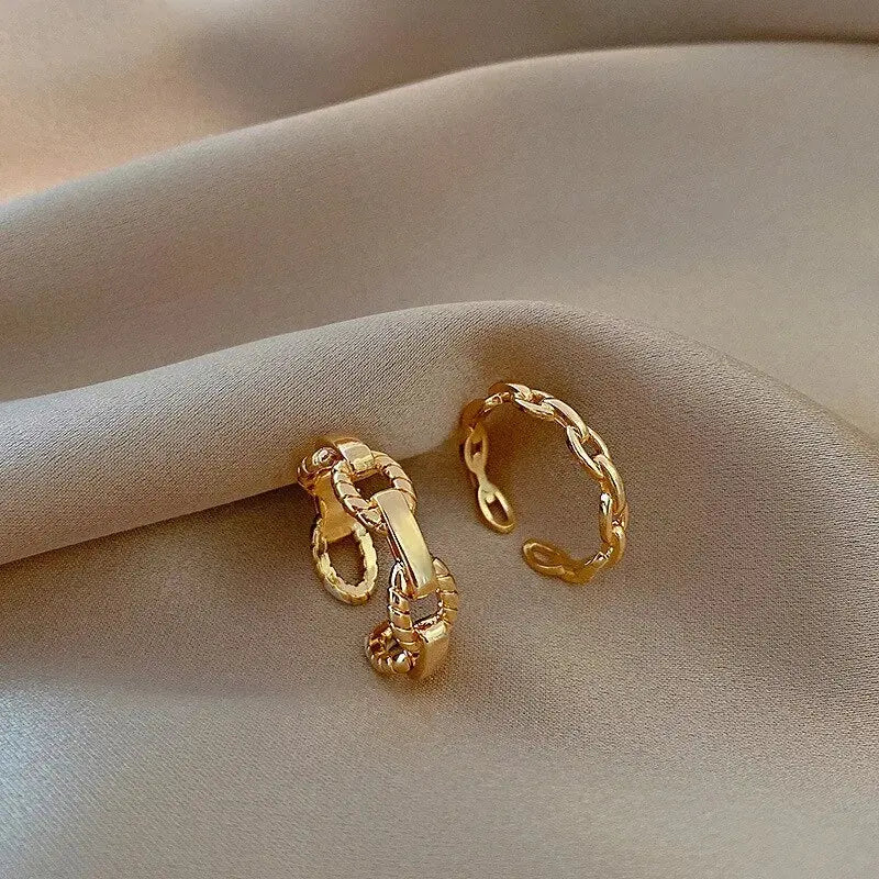 Chic Twisted Geometric Ring