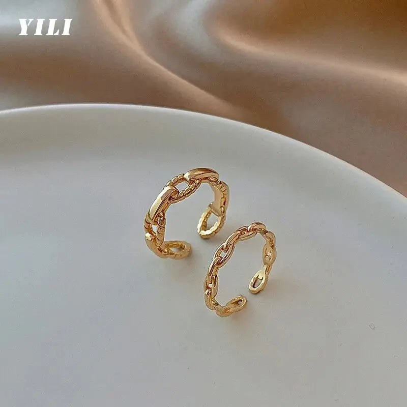 Chic Twisted Geometric Ring