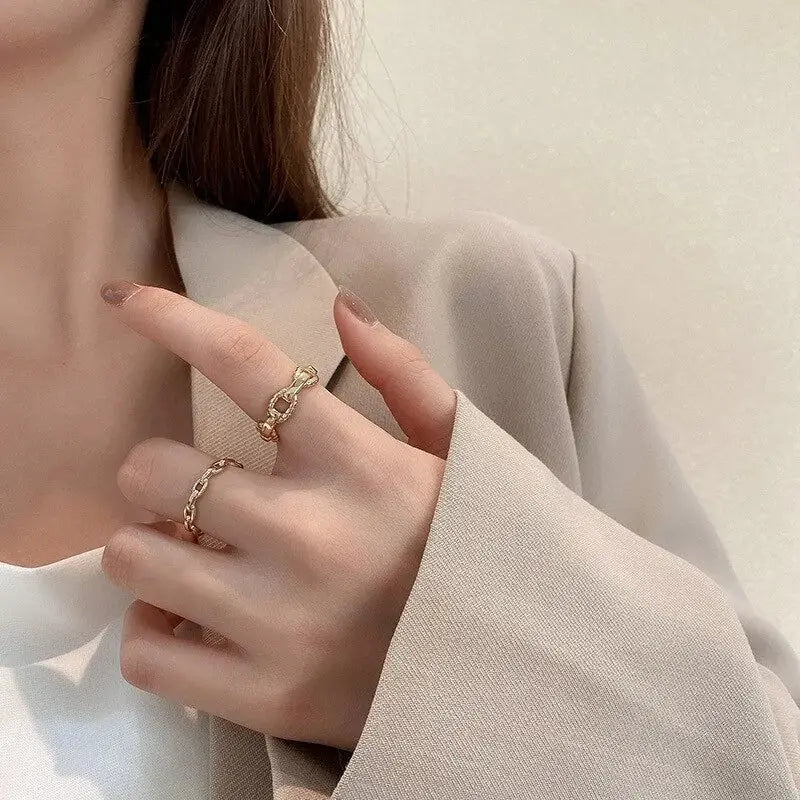 Chic Twisted Geometric Ring