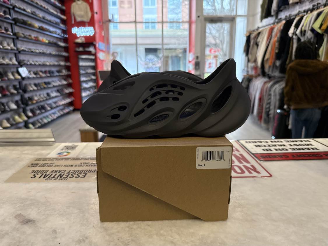 PRE OWNED Adidas Yeezy Foam RNR Carbon