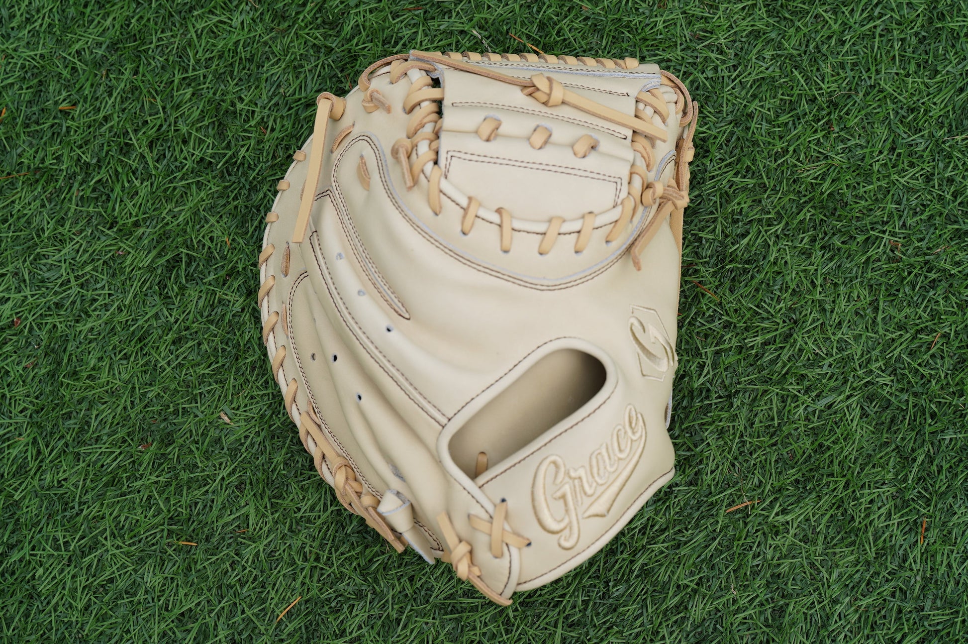33" Closed Web Catchers Mitt Grace Glove