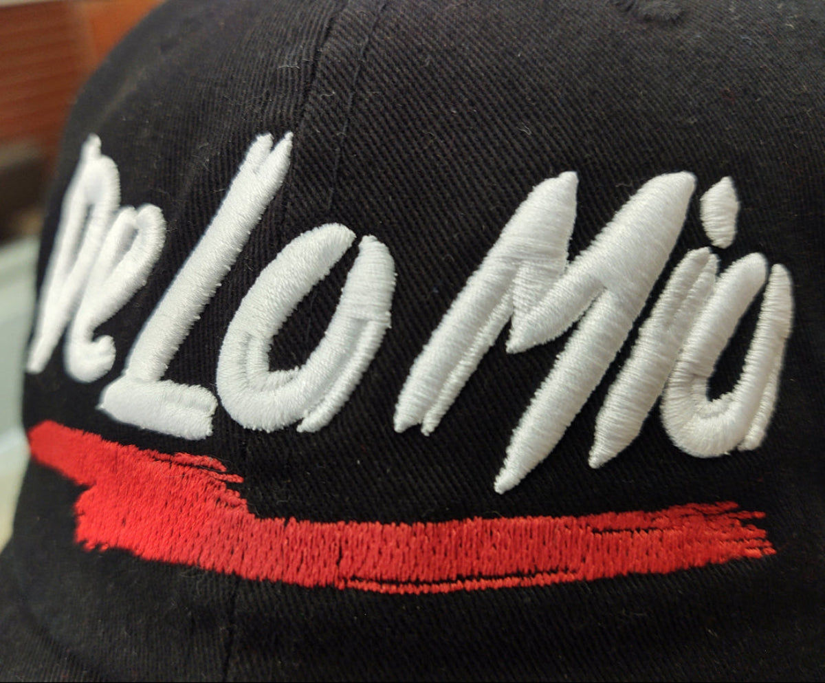 De lo mio embroidered Logo Vintage Hats (Black / Full Color)