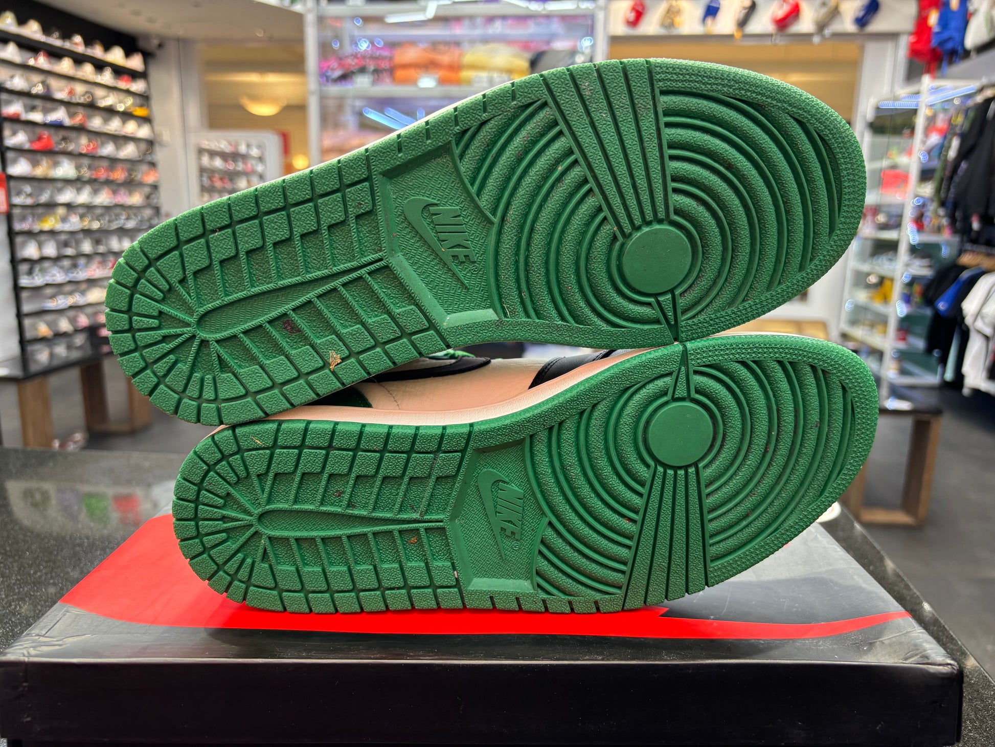 PRE OWNED Air Jordan Retro 1 "Pine Green 1.0"