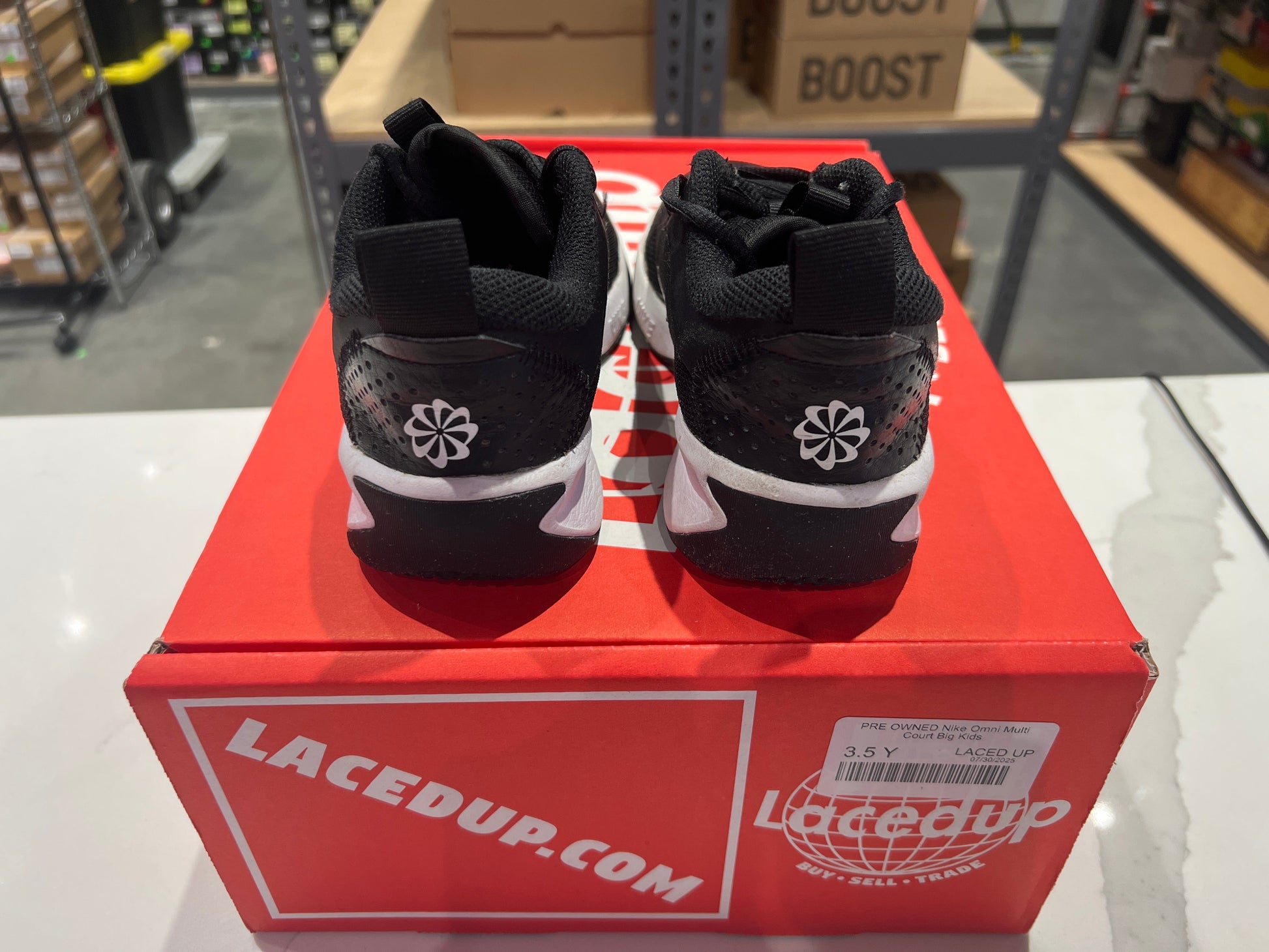 PRE OWNED Nike Omni Multi Court Big Kids