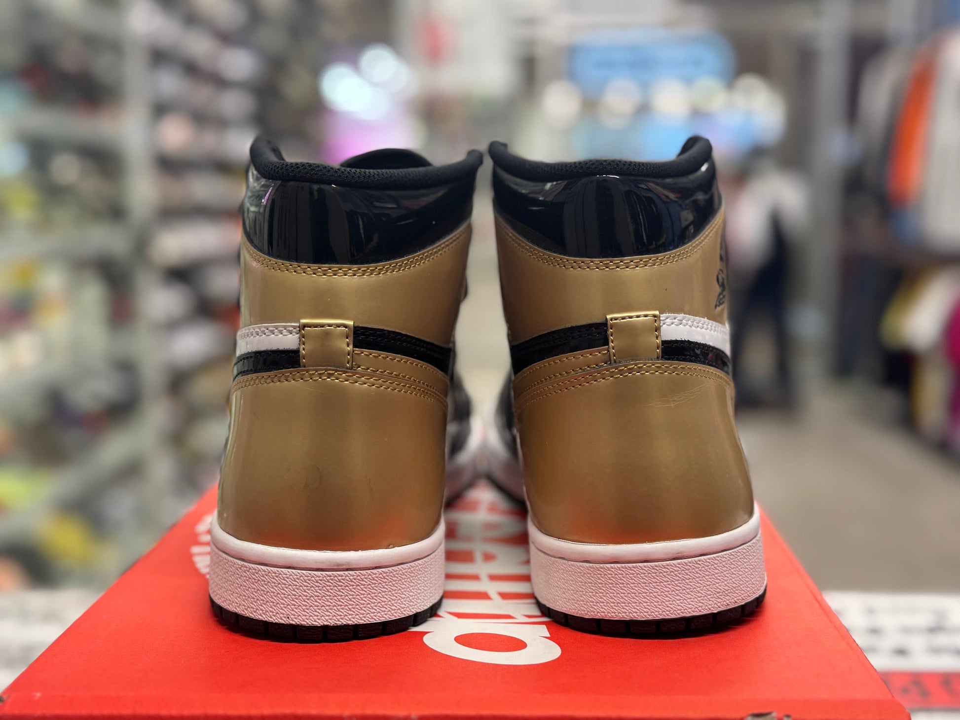 PRE OWNED Air Jordan Retro 1 "Gold Toe"