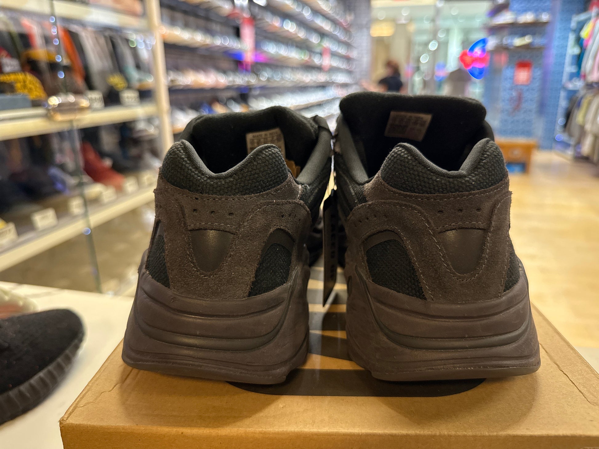 PRE OWNED adidas Yeezy Boost 700 V2 Vanta