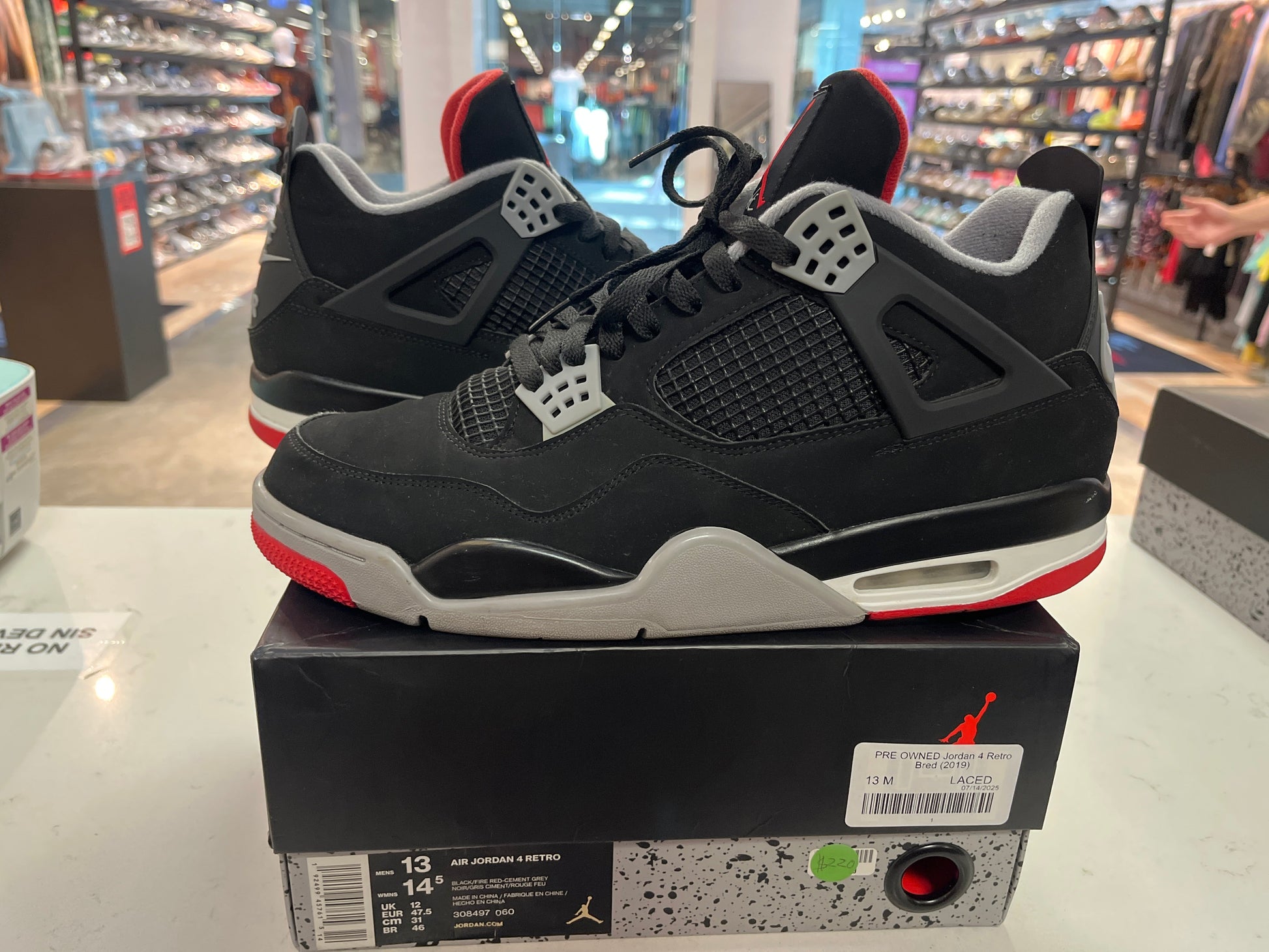 PRE OWNED Jordan 4 Retro Bred (2019)
