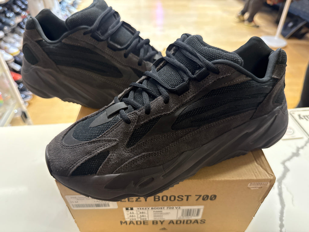 PRE OWNED adidas Yeezy Boost 700 V2 Vanta