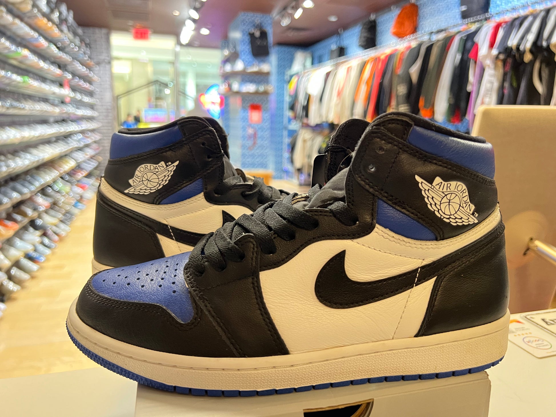 PRE OWNED  Air Jordan Retro 1 High Royal Toe "9.5 M"