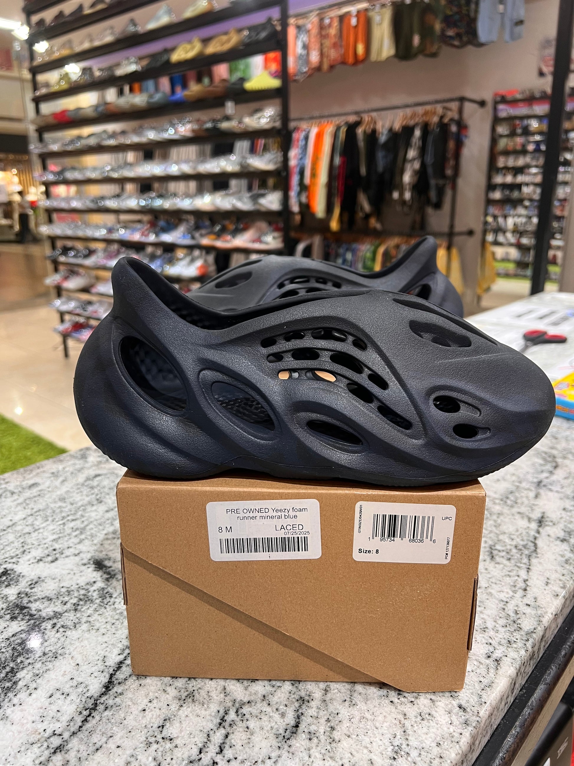 PRE OWNED Yeezy foam runner mineral blue