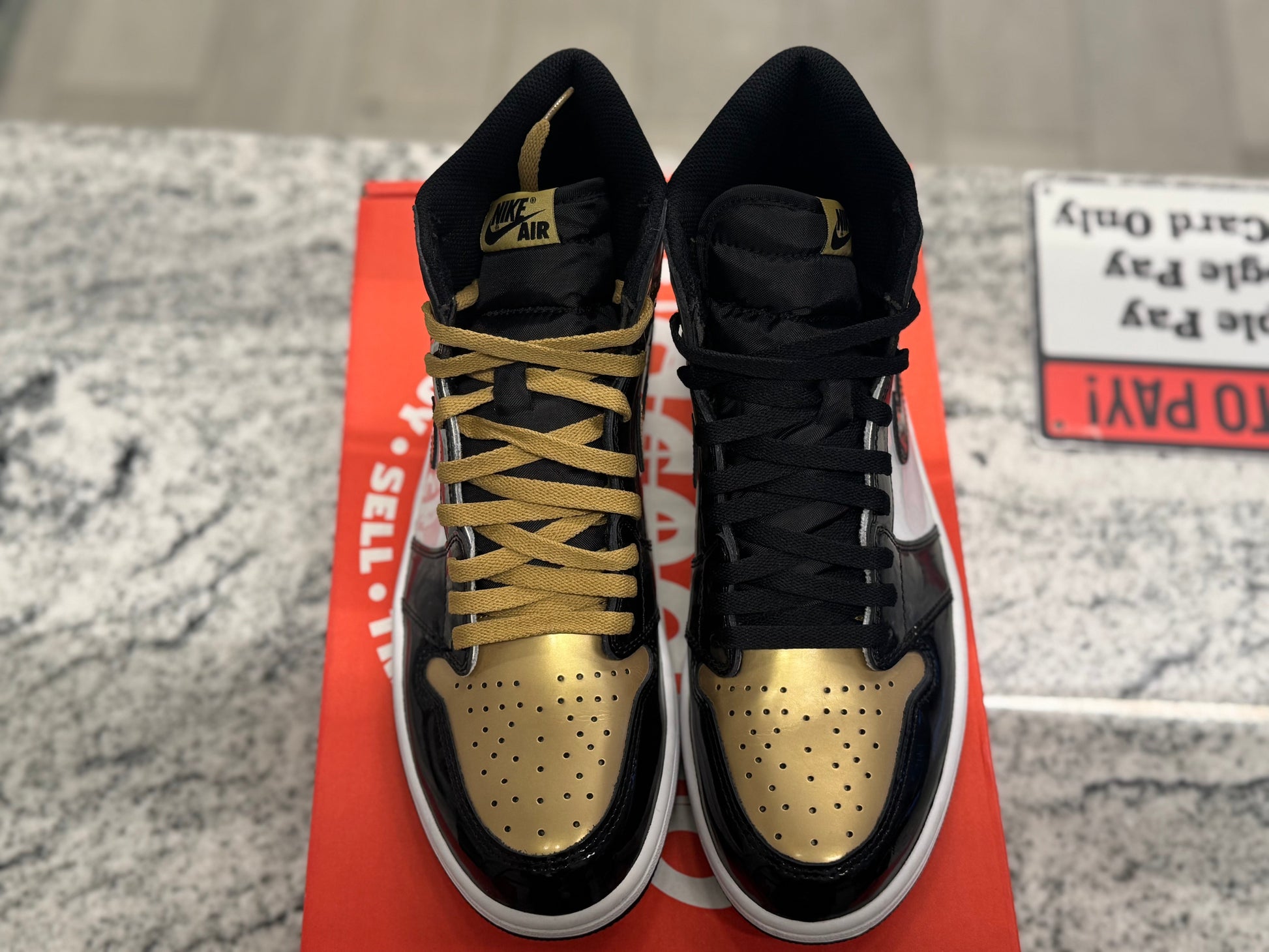 PRE OWNED Air Jordan Retro 1 "Gold Toe"