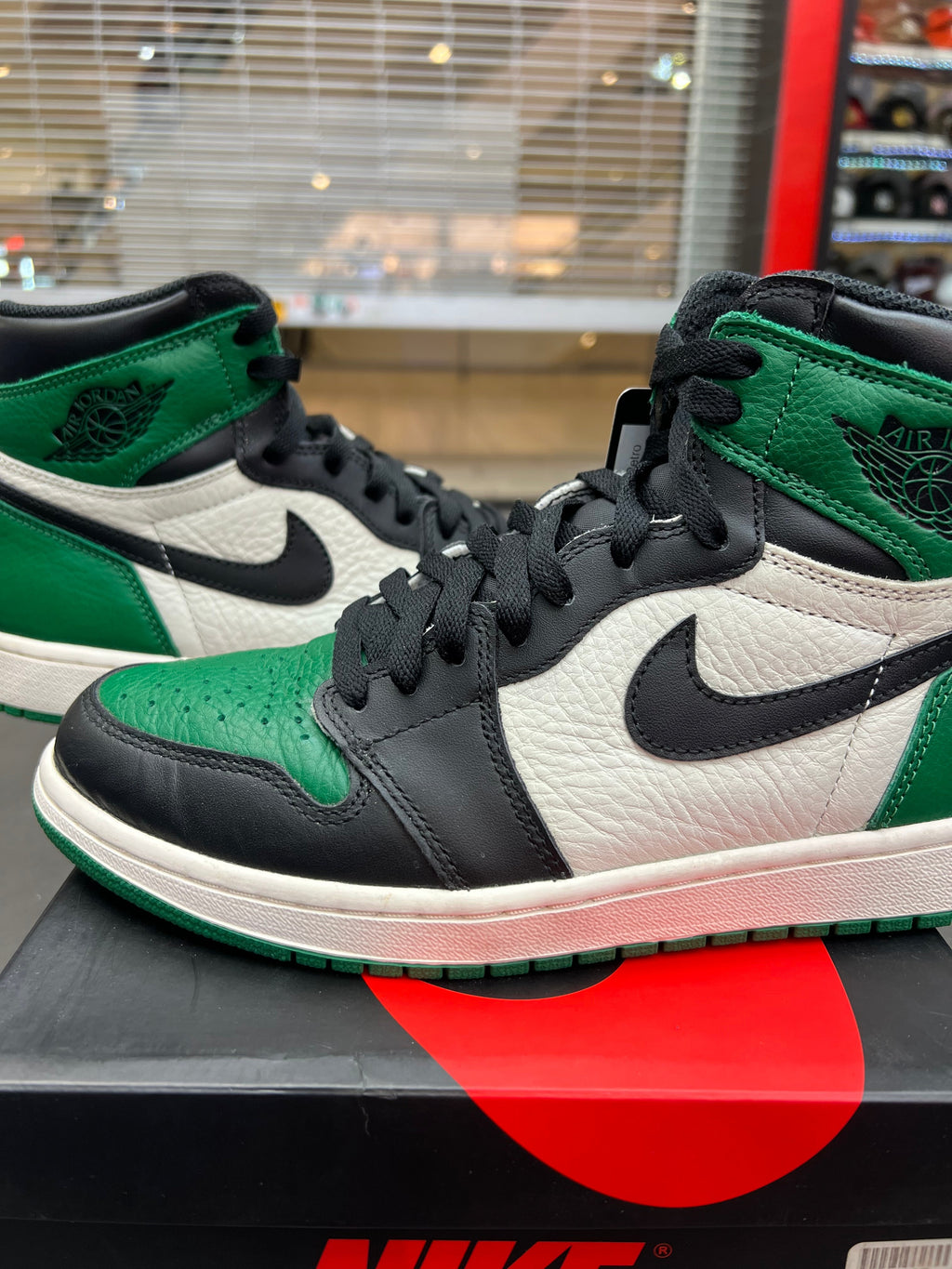 PRE OWNED Jordan 1 Retro High Pine Green