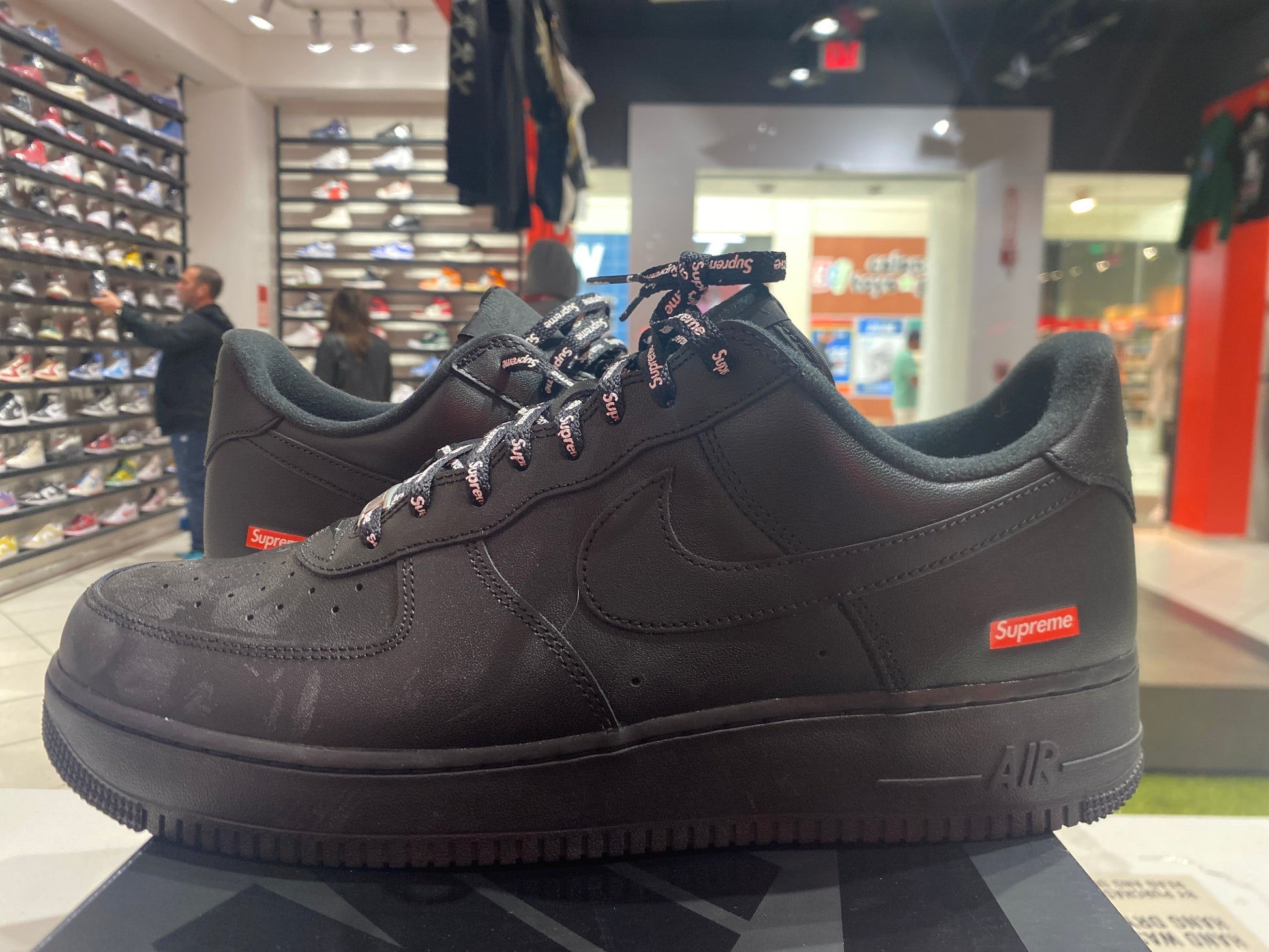 PRE OWNED Nike Air Force 1 Low Supreme Black