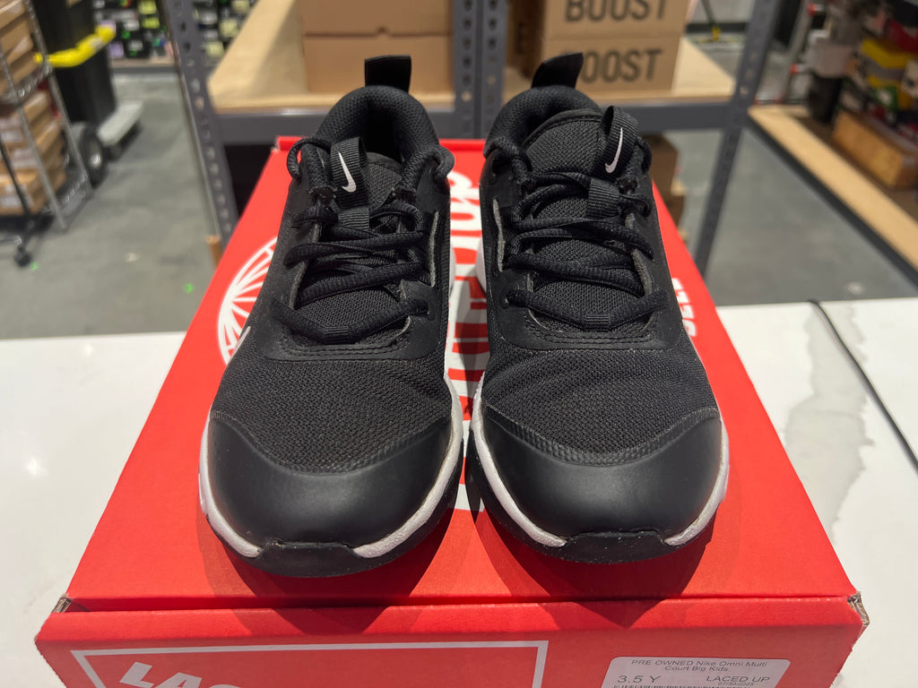 PRE OWNED Nike Omni Multi Court Big Kids