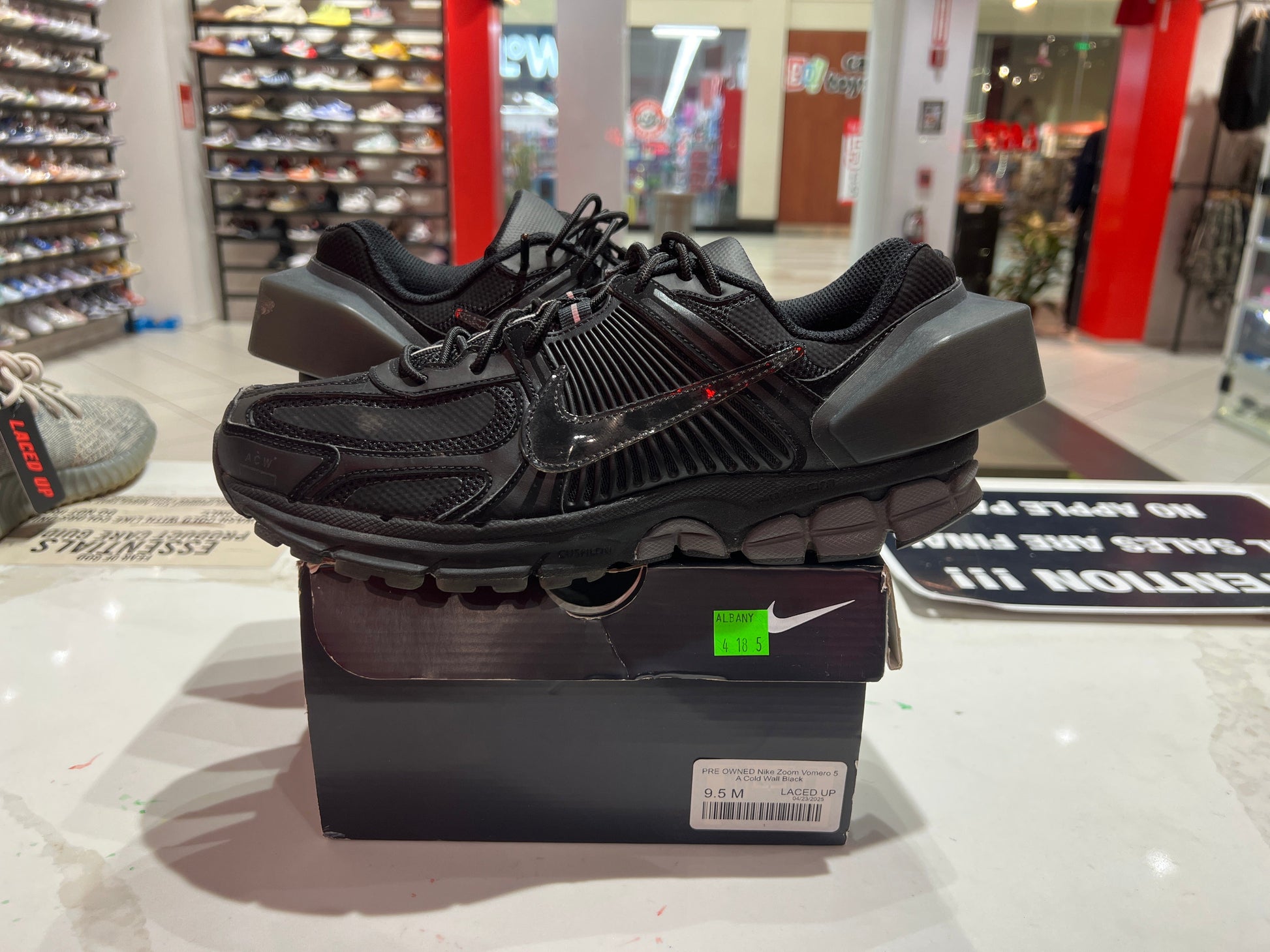 PRE OWNED Nike Zoom Vomero 5 A Cold Wall Black