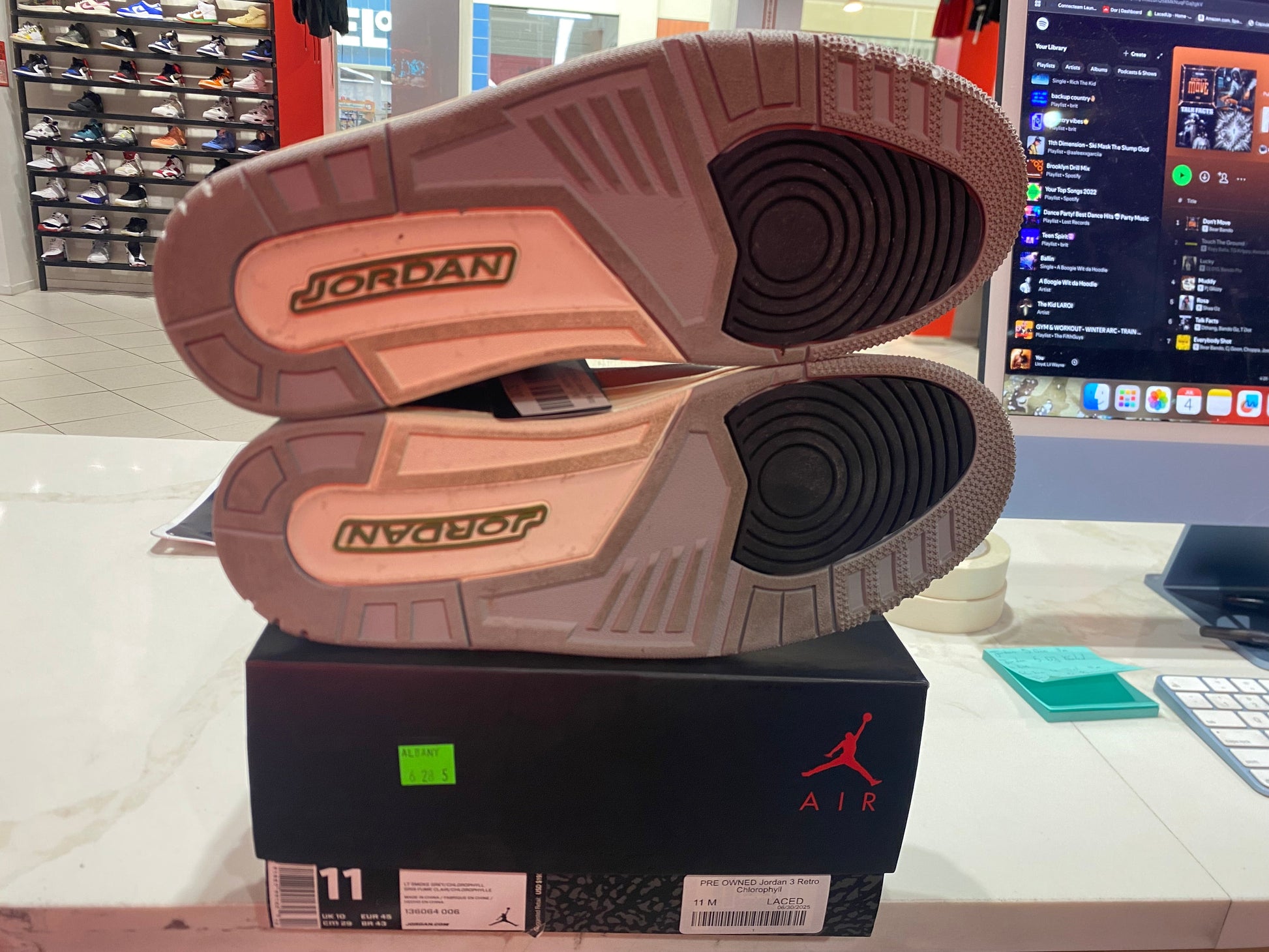 PRE OWNED Jordan 3 Retro Chlorophyll