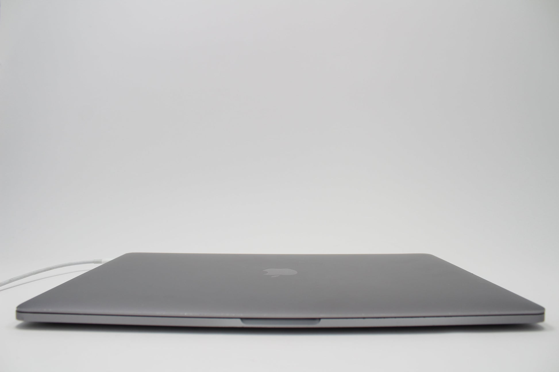 MacBook Pro (2016) 15-inch – Intel Core i7 2.7GHz • Radeon Pro 455 – 16GB RAM 512GB SSD – For Parts & Repair
