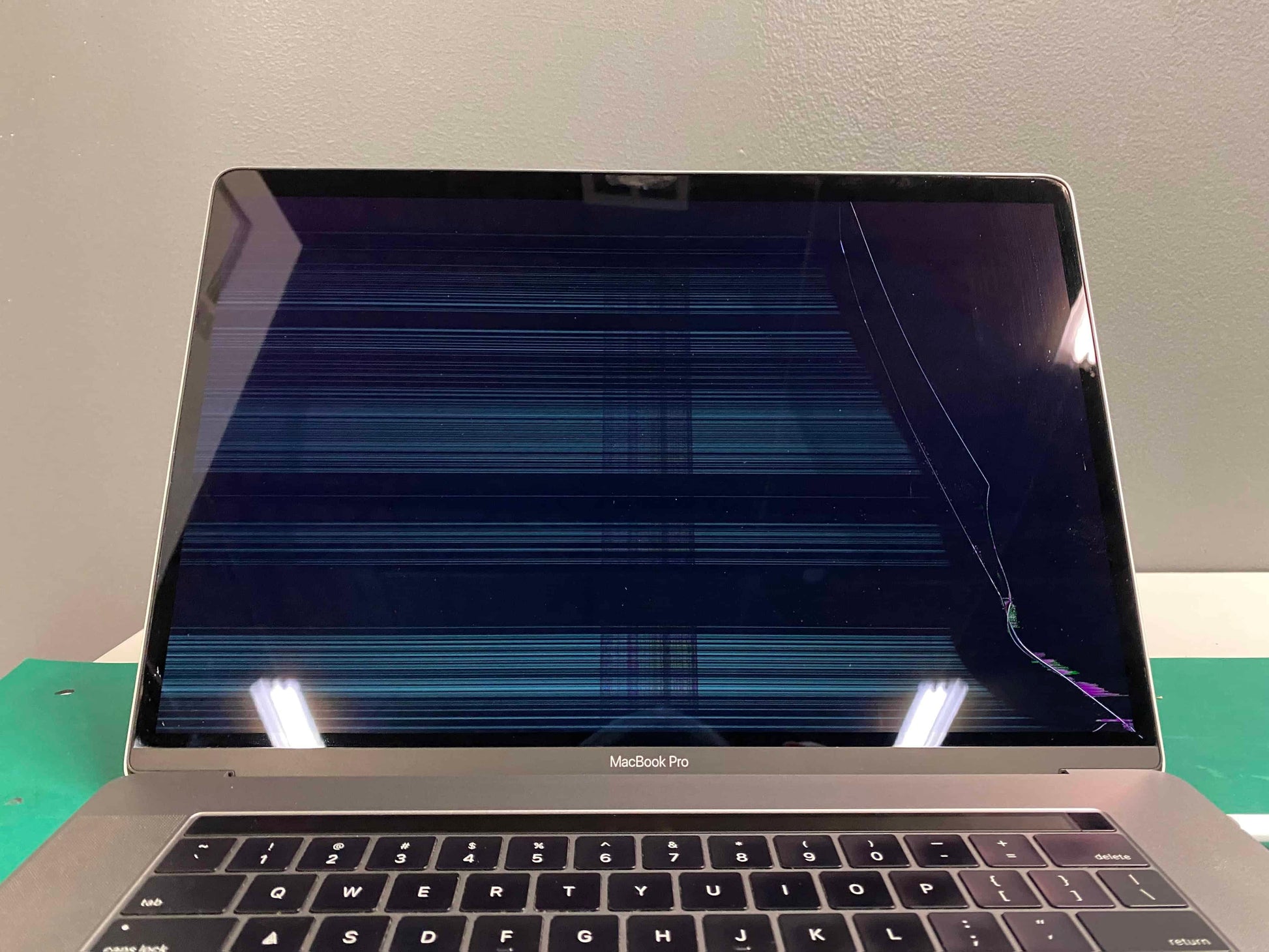 Apple MacBook Pro (15-inch 2018) 2.8GHz i7 16GB RAM 512GB SSD AMD 555X GPU
