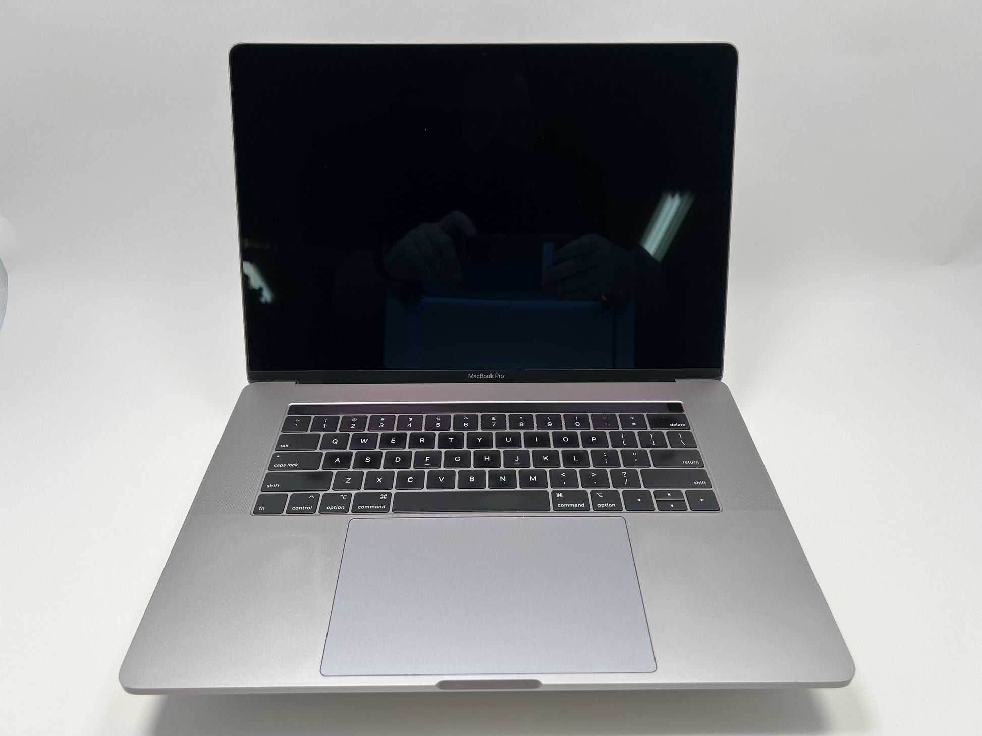 MacBook Pro (2019) 15-inch – Intel Core i9 2.3GHz • Radeon Pro 560X – 16GB RAM 512GB SSD