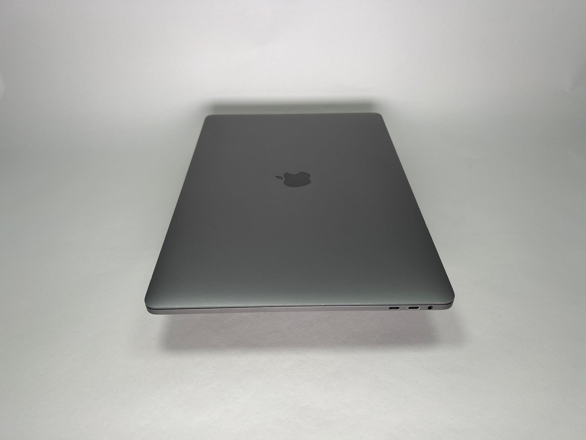 MacBook Pro (2019) 15-inch – Intel Core i9 2.3GHz • Radeon Pro 560X – 16GB RAM 512GB SSD