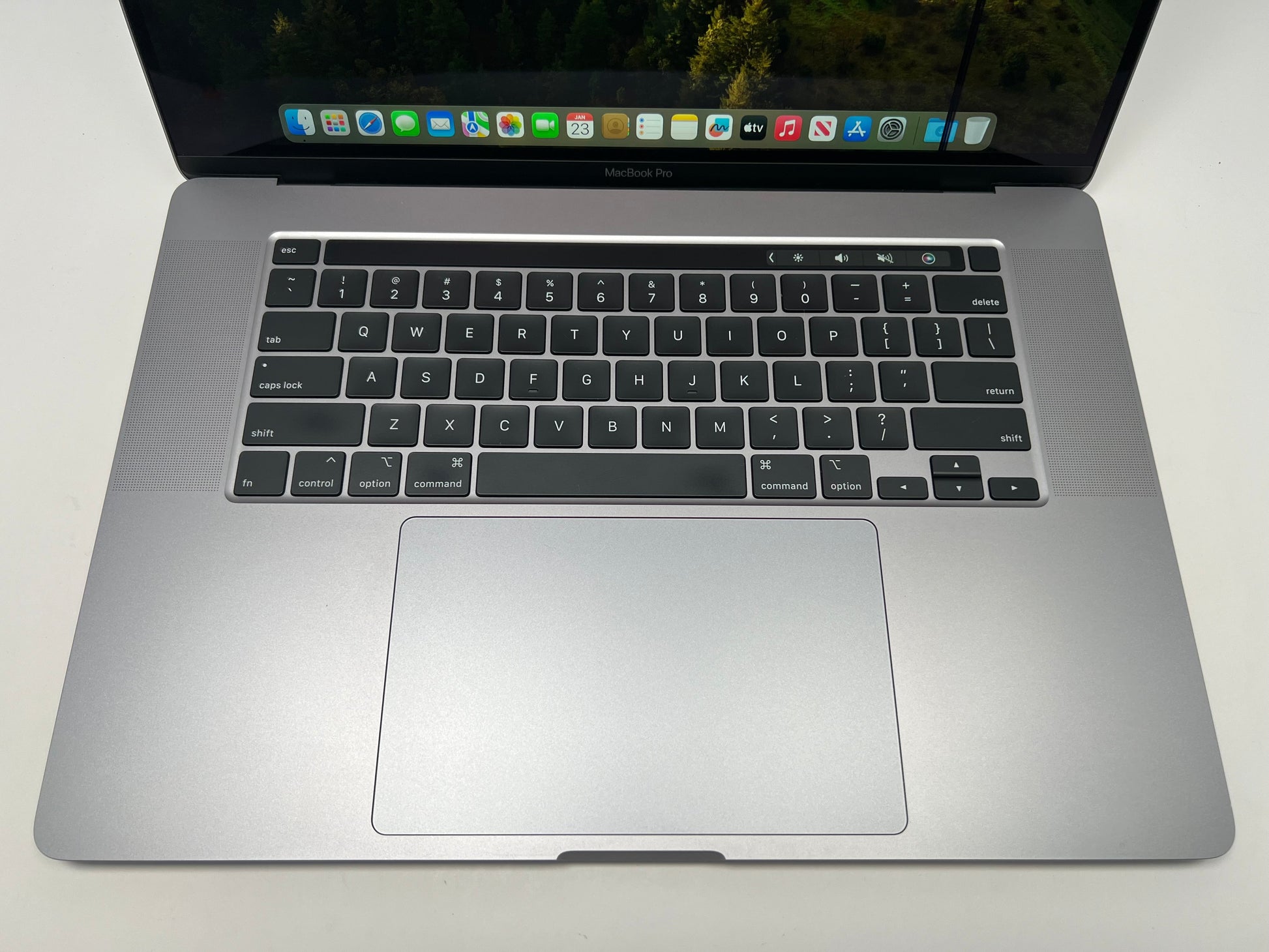 MacBook Pro (2019) 16-inch – Intel Core i7 2.6GHz • Radeon Pro 5300M – 16GB RAM 512GB SSD – 95 Cycles (Read)