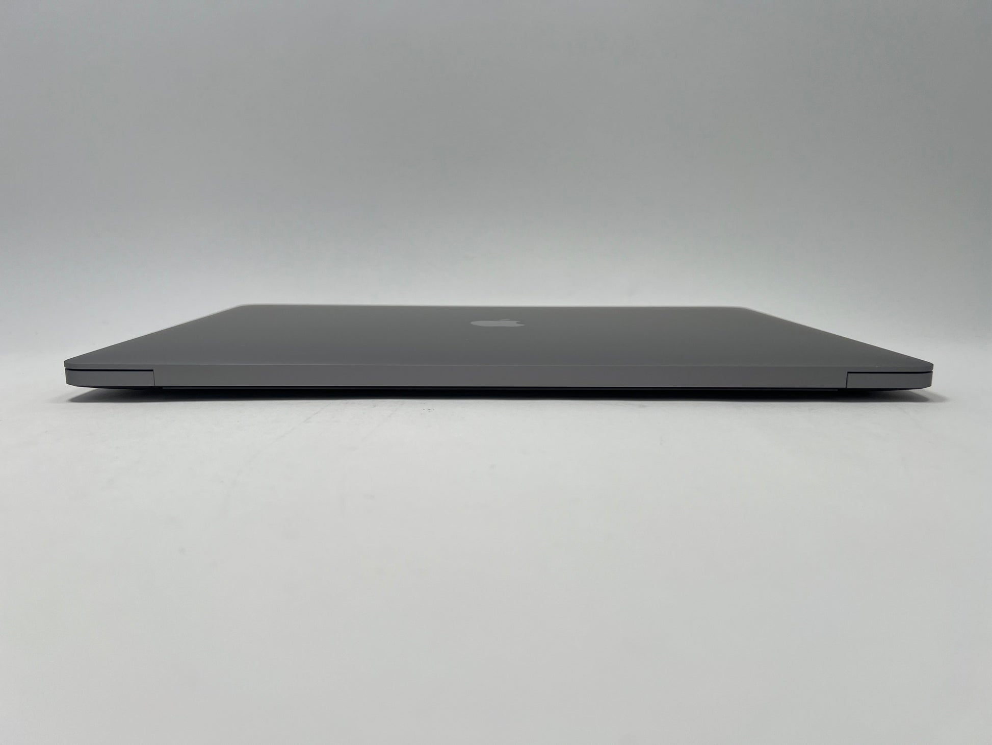 MacBook Pro (2019) 16-inch – Intel Core i7 2.6GHz • Radeon Pro 5300M – 16GB RAM 512GB SSD – 95 Cycles (Read)