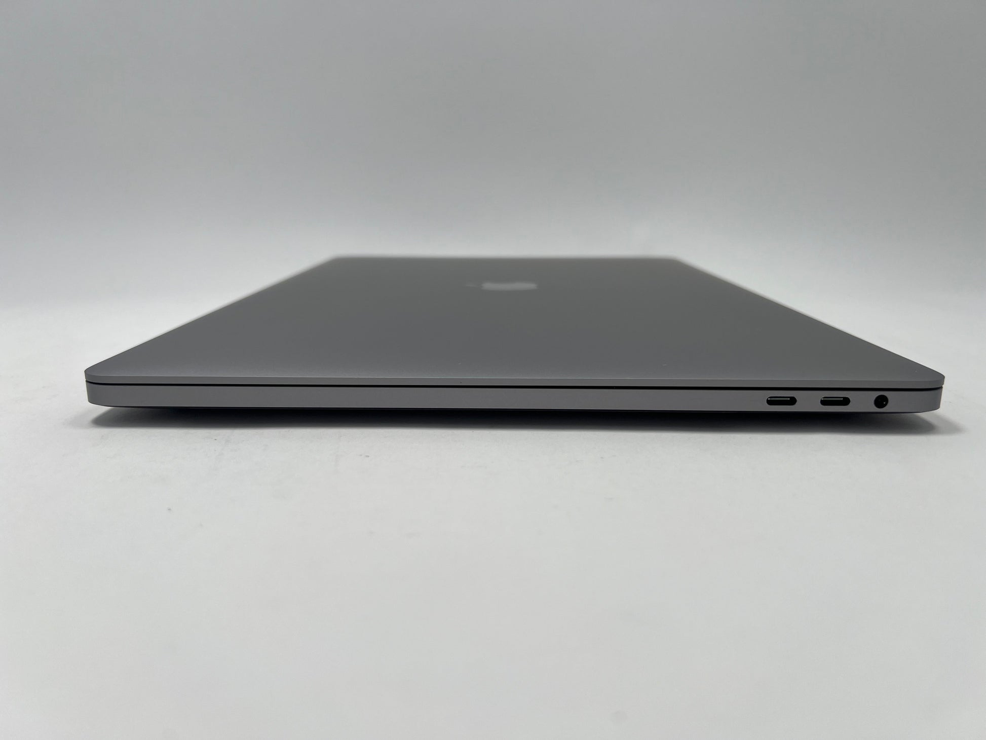MacBook Pro (2019) 16-inch – Intel Core i7 2.6GHz • Radeon Pro 5300M – 16GB RAM 512GB SSD – 95 Cycles (Read)