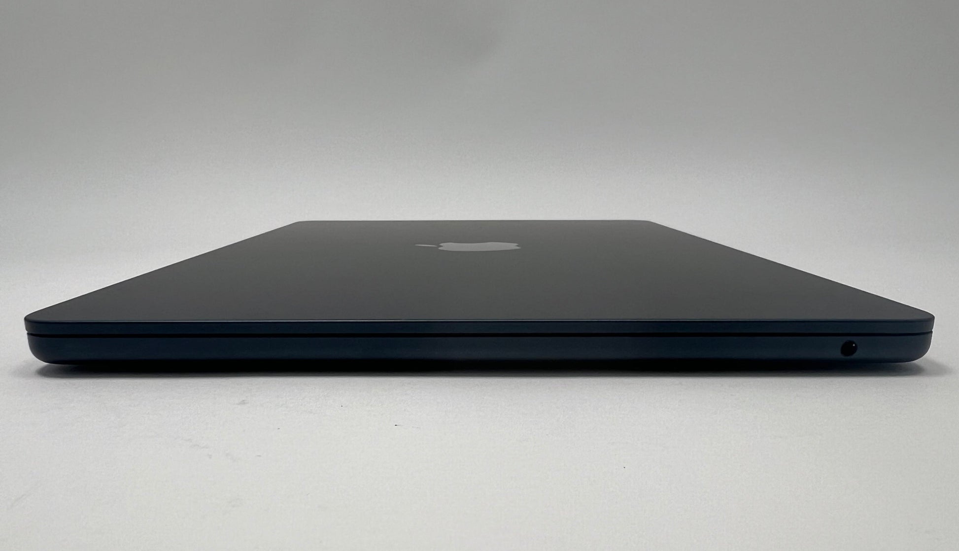 MacBook Air (2022) 13-inch – Apple M2 10-Core GPU – 16GB RAM 512GB SSD | Midnight