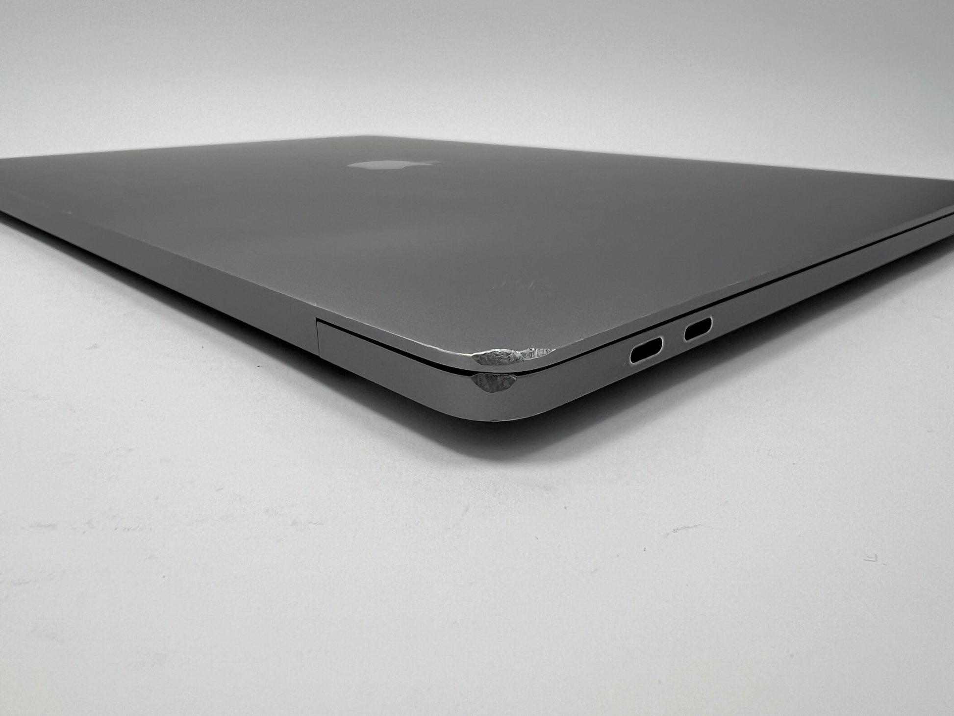 MacBook Pro (2019) 16-inch – Intel Core i9 2.4GHz • Radeon Pro 5300M – 16GB RAM 512GB SSD – Read