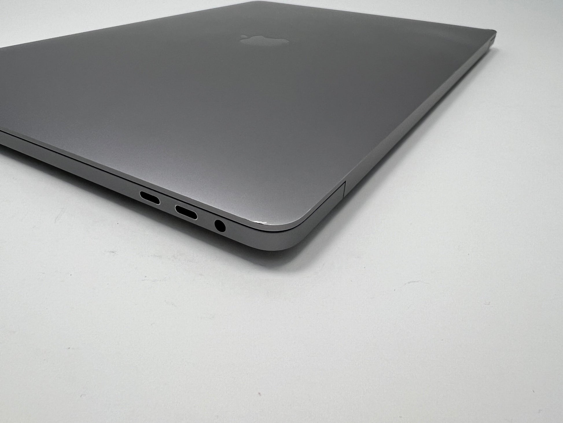 MacBook Pro (2019) 16-inch – Intel Core i9 2.4GHz • Radeon Pro 5300M – 16GB RAM 512GB SSD – Read