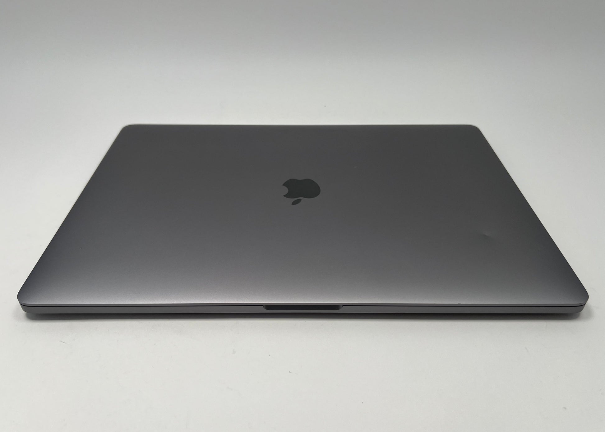MacBook Pro (2019) 16-inch – Intel Core i9 2.4GHz • AMD 5500M 8GB – 32GB RAM 2TB SSD – 52 Cycles (Read)