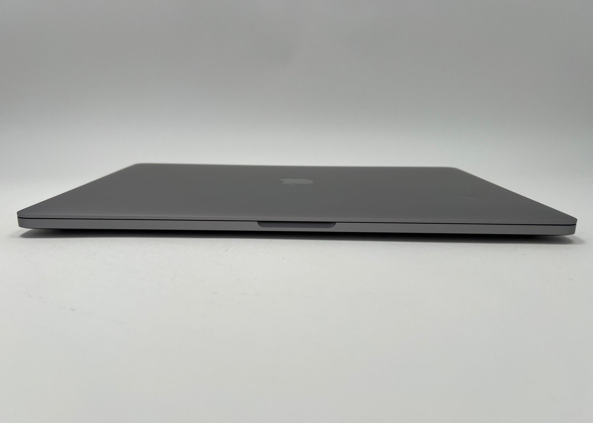 MacBook Pro (2019) 16-inch – Intel Core i9 2.4GHz • AMD 5500M 8GB – 32GB RAM 2TB SSD – 52 Cycles (Read)