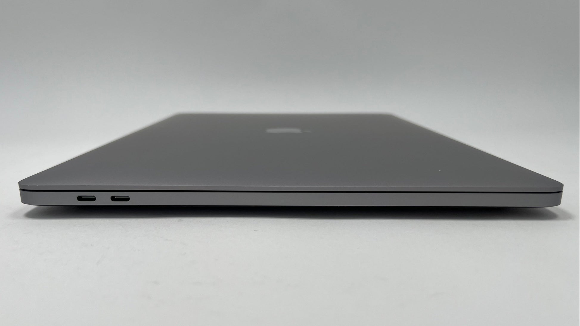 MacBook Pro (2019) 16-inch – Intel Core i9 2.4GHz • AMD 5500M 8GB – 32GB RAM 2TB SSD – 52 Cycles (Read)