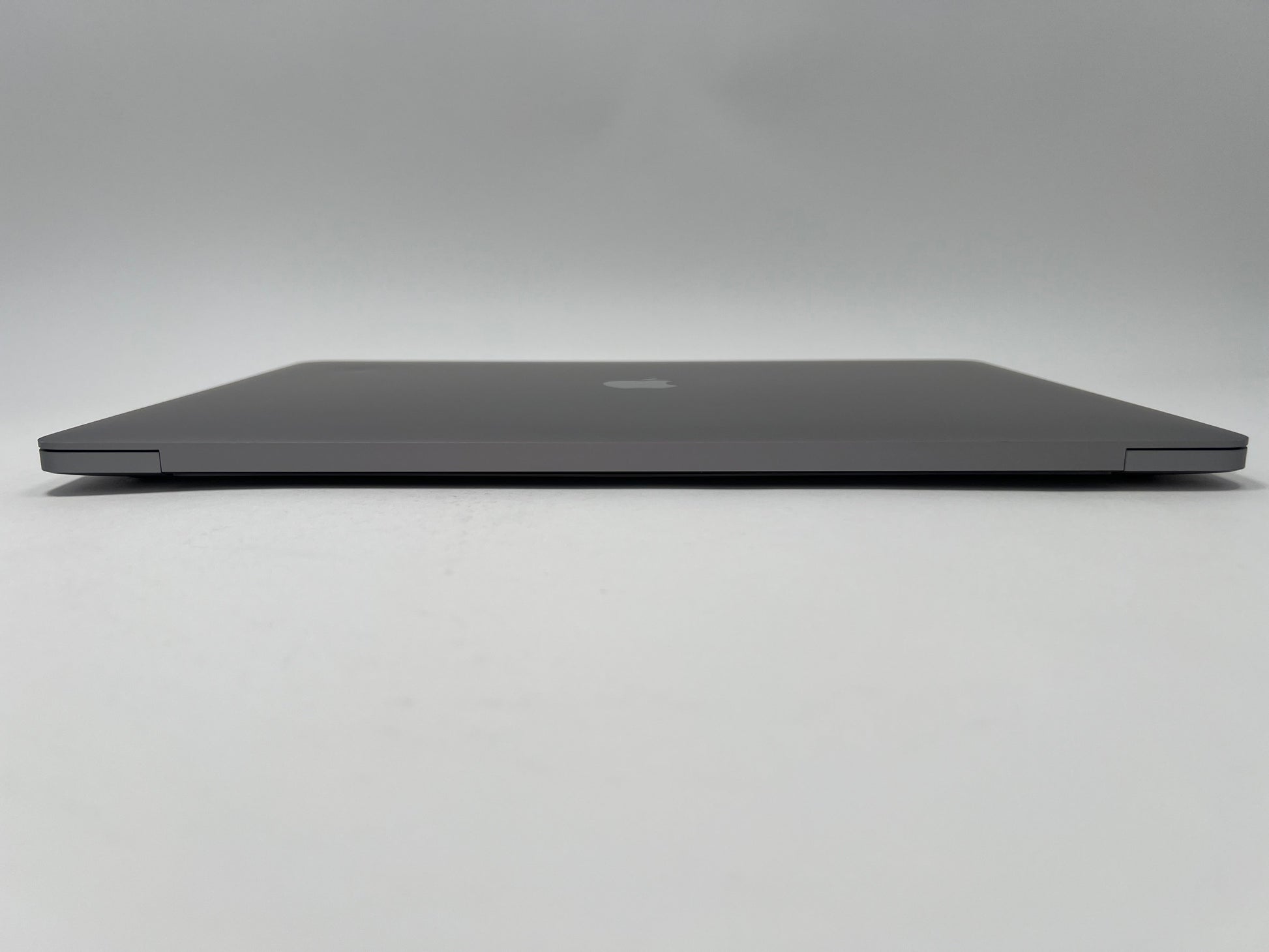 MacBook Pro (2019) 16-inch – Intel Core i9 2.4GHz • AMD 5500M 8GB – 32GB RAM 2TB SSD – 52 Cycles (Read)